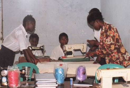 Schneiderausbildung in der Mpumbu-Schule