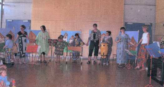 Schüler der Sonnenberg- Schule beim Trommeln